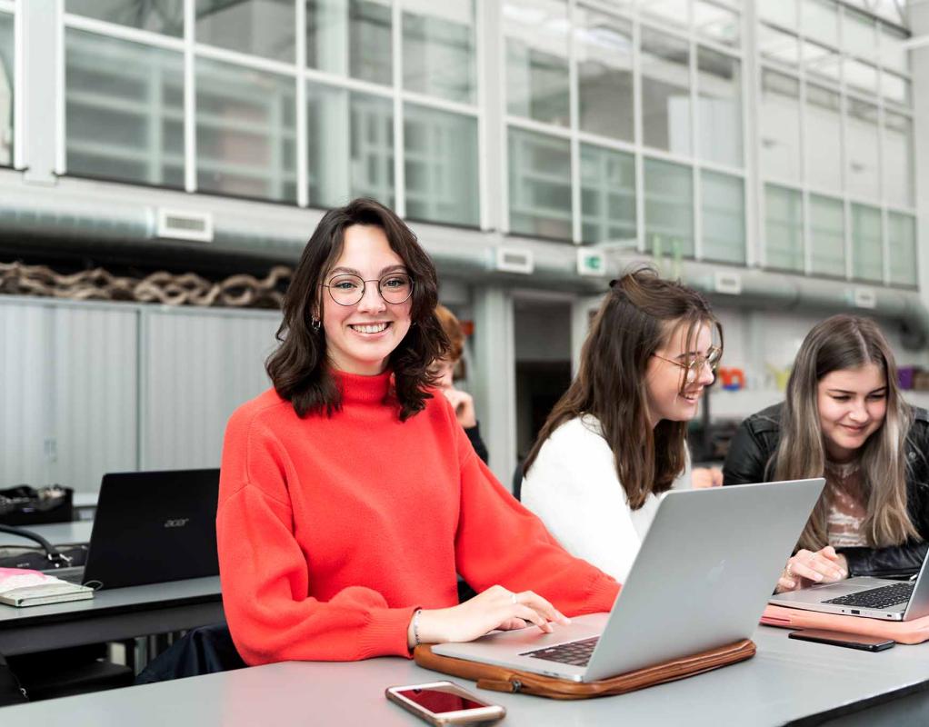 studenten werken samen aan digitale opdracht