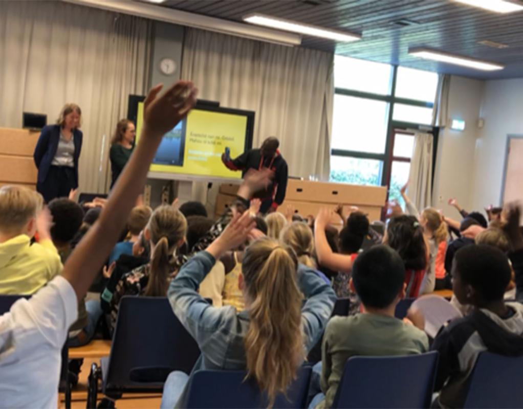 leerlingen van basisschool doen actief mee aan internationaliseringsdag