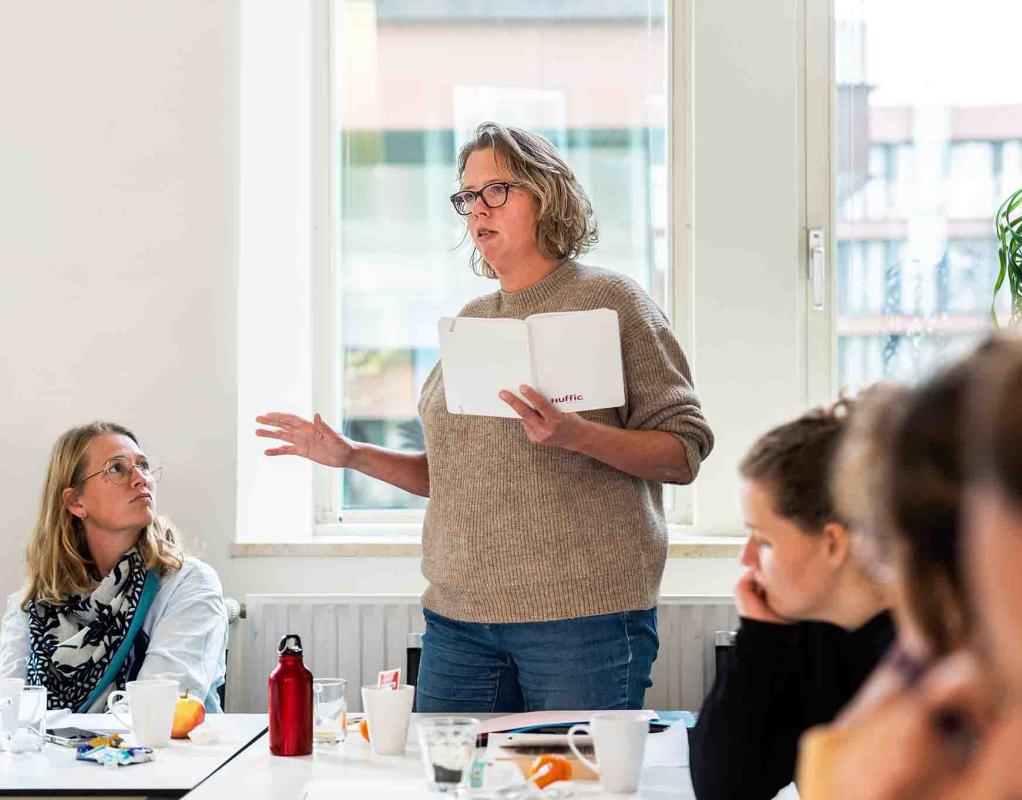 Spreker aan het woord tijdens de Nuffic Masterclass