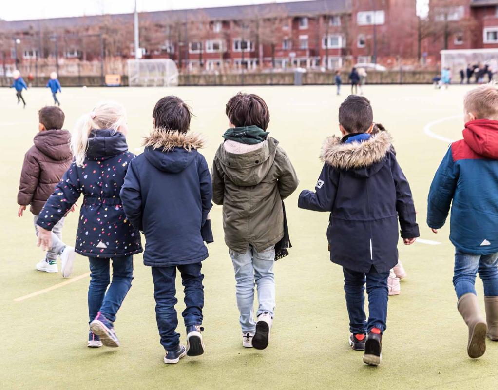 Leerlingen spelen buiten