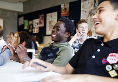 lachende leerlingen op de middelbare school