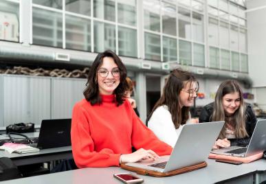 studenten werken samen aan digitale opdracht