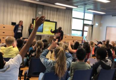 leerlingen van basisschool doen actief mee aan internationaliseringsdag