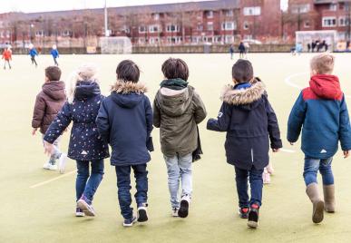 Leerlingen spelen buiten