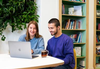 twee studenten werken samen aan de laptop