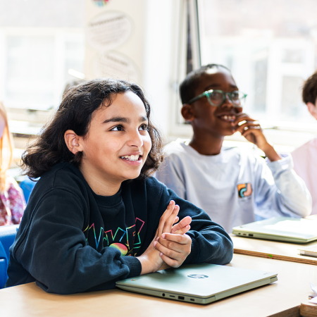 Basisschoolleerlingen luisteren geïnteresseerd naar leerkracht