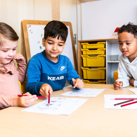 leerlingen van groep 3 werken samen aan tekenopdracht