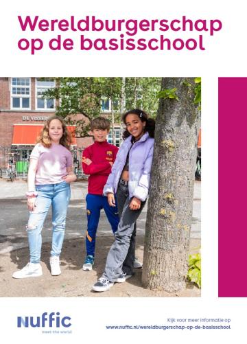 leerlingen komen samen op schoolplein