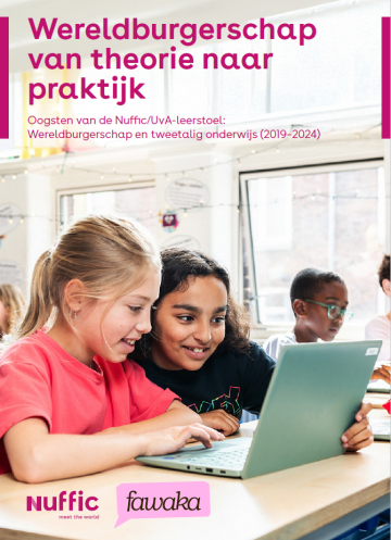 Cover van de brochure Wereldburgerschap van theorie naar praktijk waarop 2 leerlingen staan die samenwerken