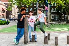 leerlingen komen samen op schoolplein