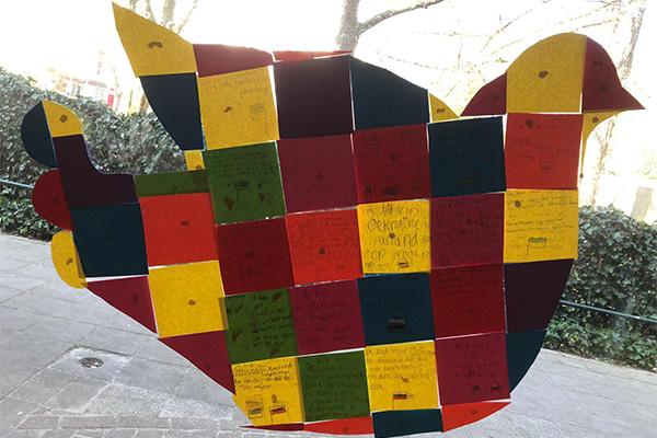 Vredesduif van gekleurd papier met wensen van leerlingen van basisschool ebs online