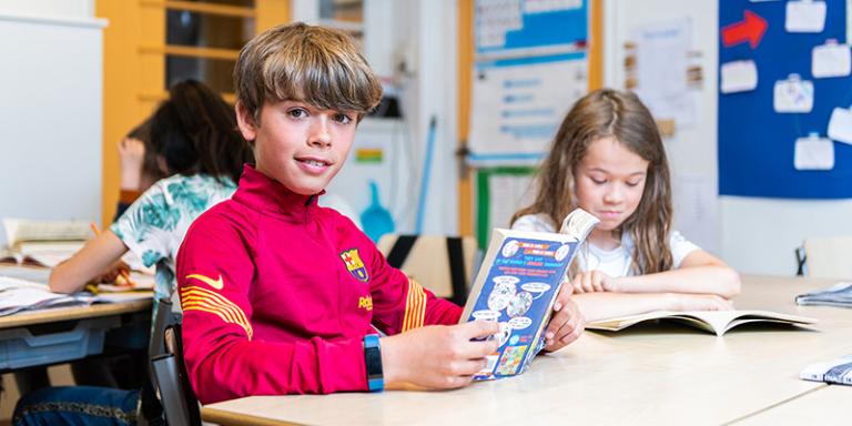 leerlingen op de basisschool lezen Engels boek