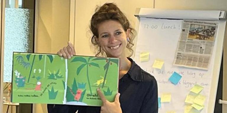 Anne van Buul voor de klas met prentenboek